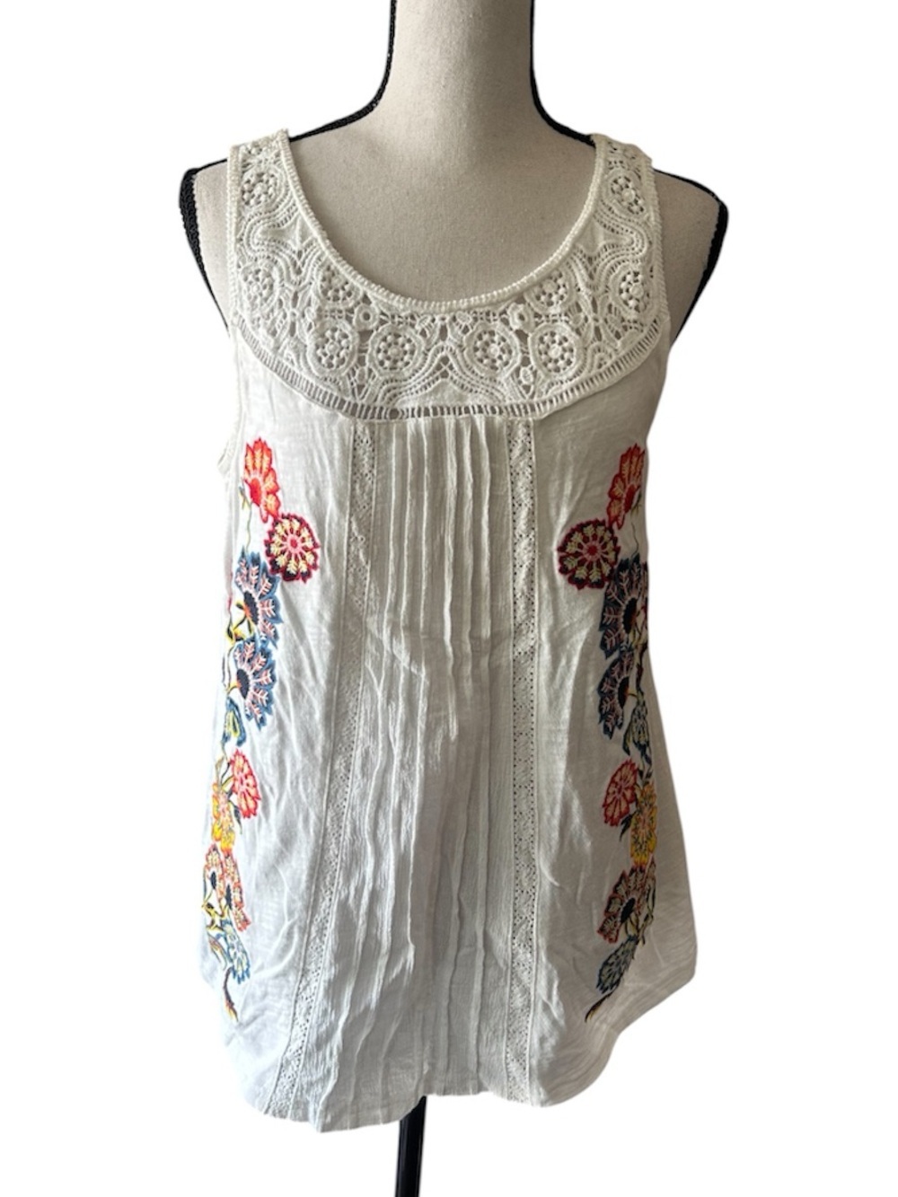 Cato Women’s White Floral Embroidery Sleeveless Multicolor Tank Top Size Medium